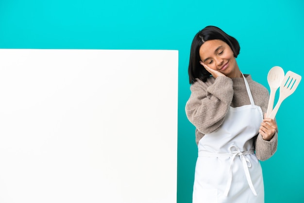 Persona cocinando y sonriendo